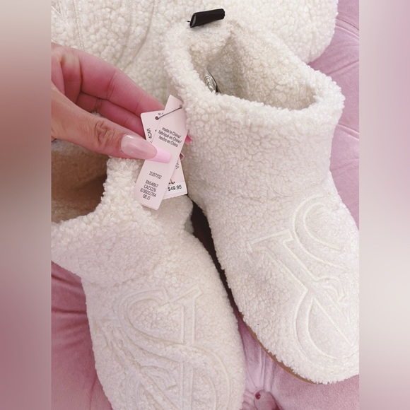 Victorias Secret Sherpa tote and slippers set - Picture 4 of 8